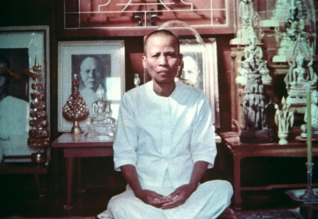 Khun Yai Ajarn co-founded Wat Dhammakaya with Phra Dhammajayo. This was long before the scandal of "Thai Abbot Escapes Justice". 