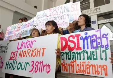 Protesters demanding the Department of Special Investigation sell the assets of Klongchan Credit Union to cover their losses.